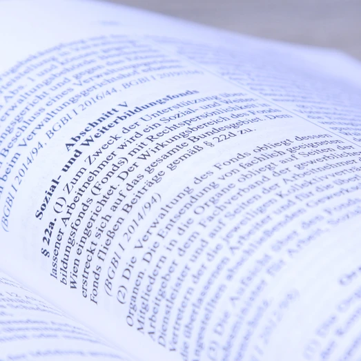 Nahaufnahme, aufgeschlagener gesetzlicher Auftrag des „Sozial- und Weiterbildungsfonds“ (SWF)