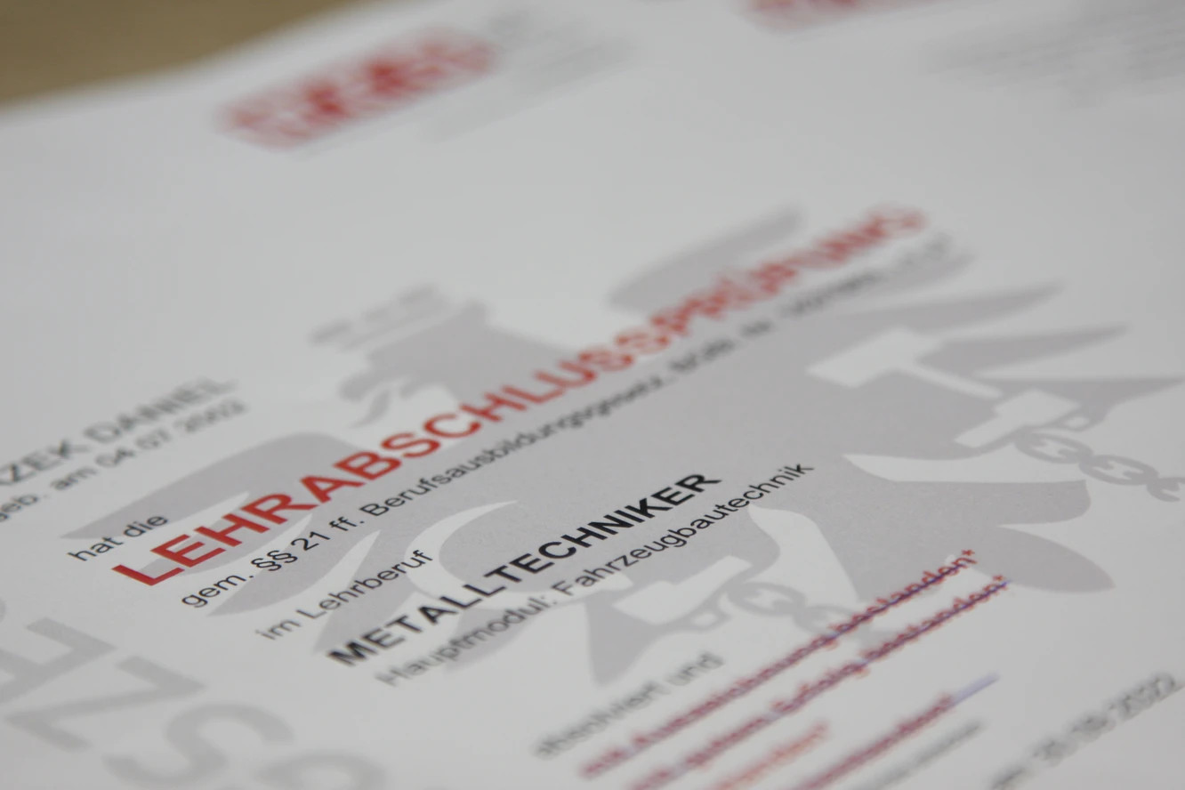 Nahaufnahme eines offiziellen Zeugnisses zur „Lehrabschlussprüfung“ als Metalltechniker